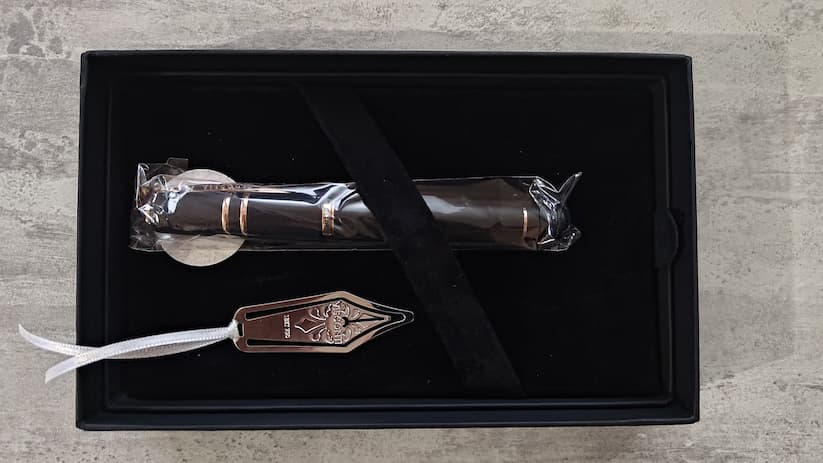 Le packaging ultra basique avec le stylo et le marque page.