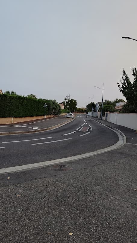 Une « belle » piste cyclable soi-disant haut de gamme. Résultat : pour aller tout droit, je dois traverser la route, grimper sur un trottoir sans abaissement — bon courage pour y monter sans galérer. J’avance 300 m, la piste s’arrête net, et me voilà obligé de retraverser la route pour éviter de rouler à contresens. Bilan : un trajet trois fois plus lent que si je prenais simplement la route avec les voitures.