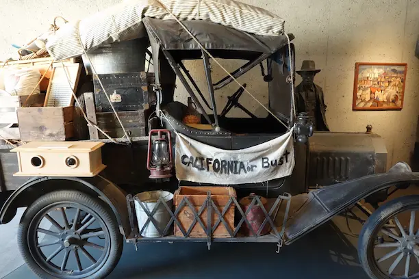 Les voitures transportant les familles Okies. Ils voyageaient à plus de 6 sur ce véhicule et leurs affaires pour rejoindre la Californie