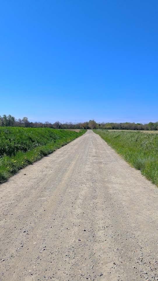 Une grande route droite qui fut très longue à parcourir.